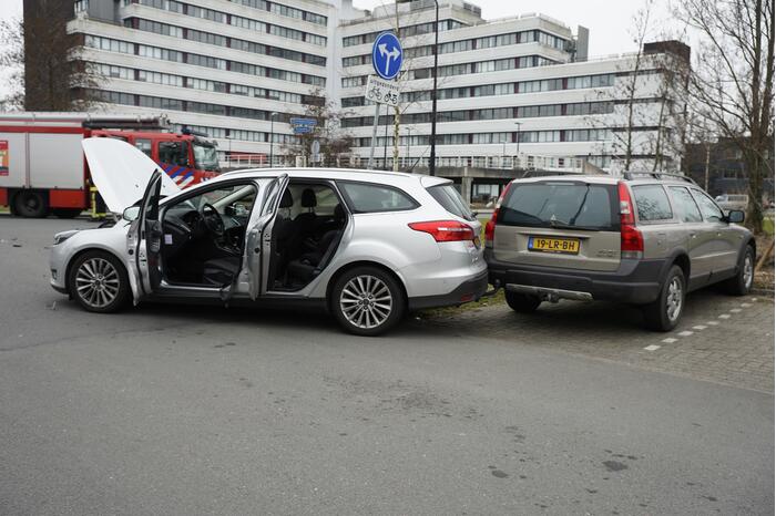 Twee auto's met elkaar in botsing op kruising