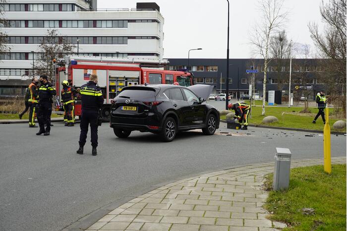 Twee auto's met elkaar in botsing op kruising