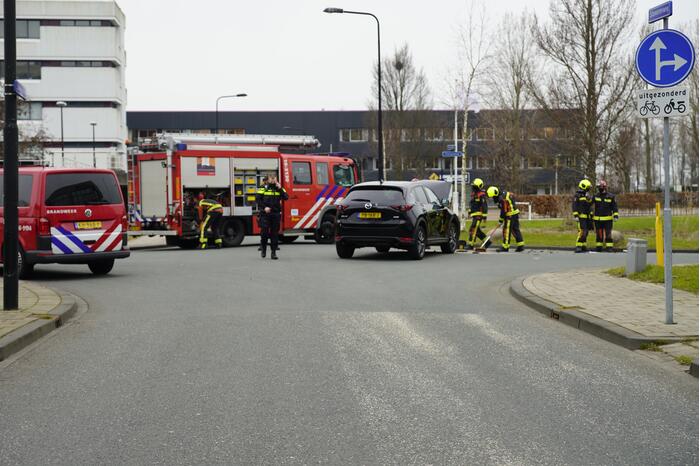 Twee auto's met elkaar in botsing op kruising