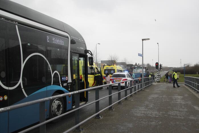 Scooterrijder gewond bij aanrijding met bus