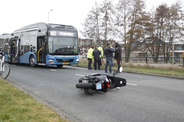 Scooterrijder gewond bij aanrijding met bus