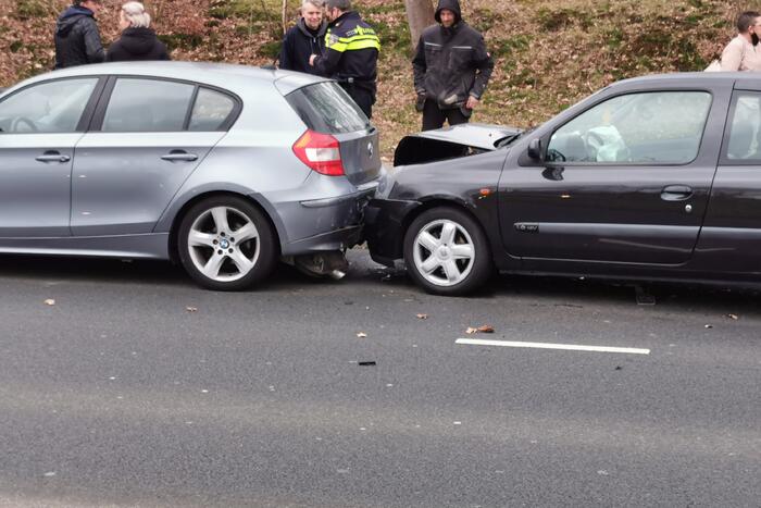 Drie auto's met elkaar in botsing