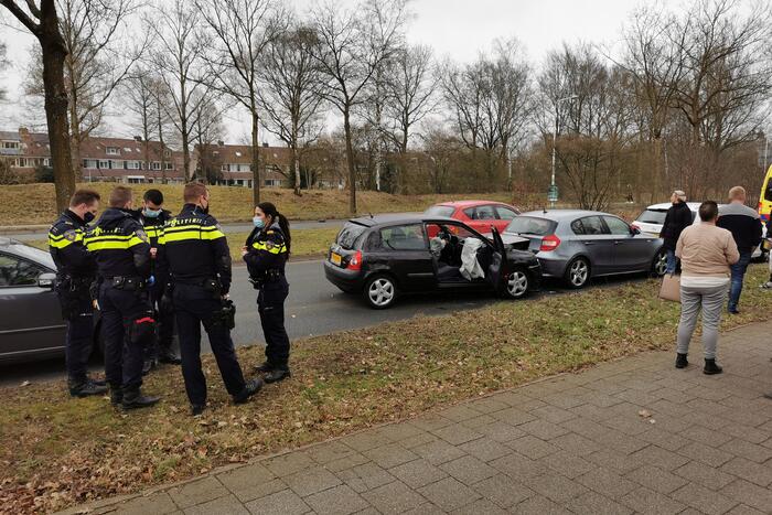 Drie auto's met elkaar in botsing