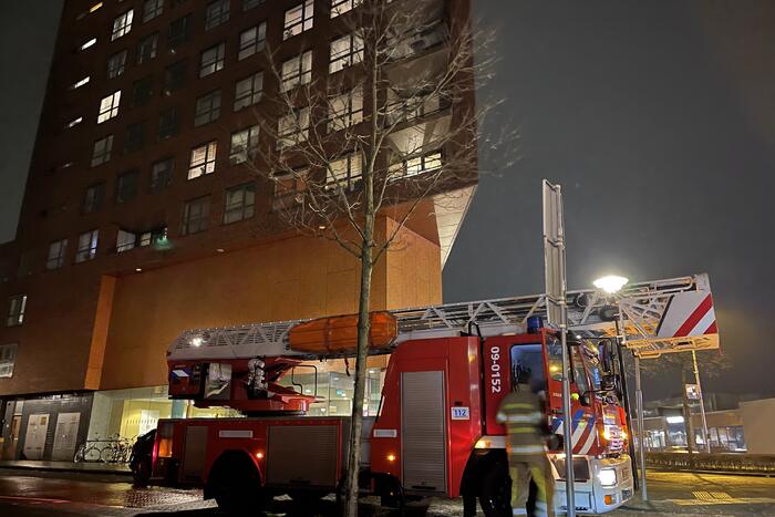 Brandweer helpt mevrouw na buitensluiting uit woning