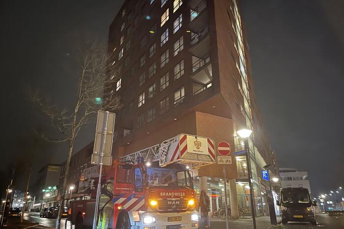 Brandweer helpt mevrouw na buitensluiting uit woning