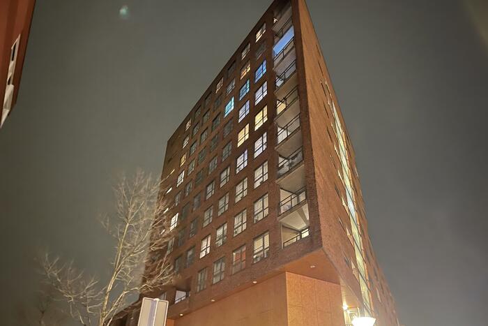 Brandweer helpt mevrouw na buitensluiting uit woning