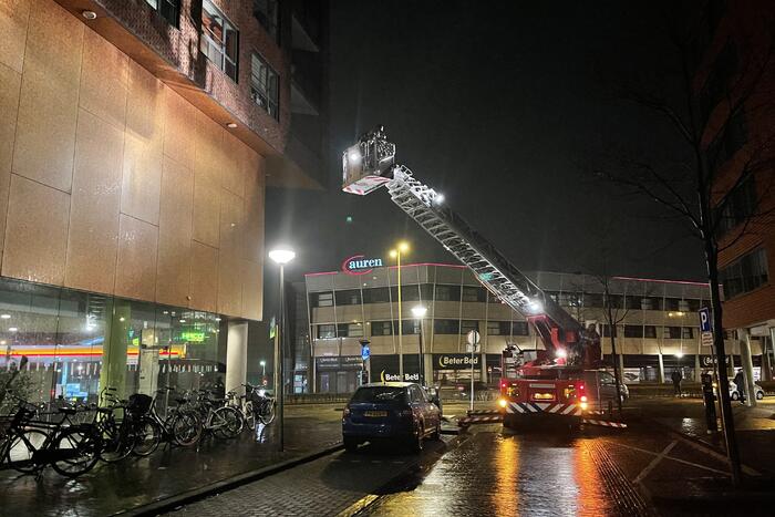 Brandweer helpt mevrouw na buitensluiting uit woning