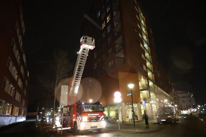 Brandweer helpt mevrouw na buitensluiting uit woning