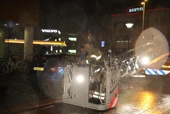 Brandweer helpt mevrouw na buitensluiting uit woning