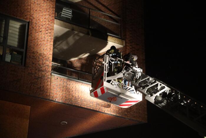 Brandweer helpt mevrouw na buitensluiting uit woning