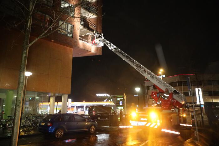 Brandweer helpt mevrouw na buitensluiting uit woning