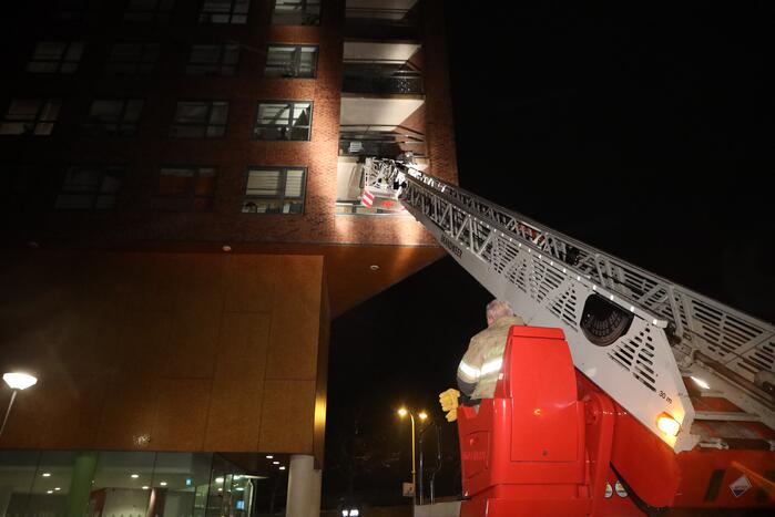 Brandweer helpt mevrouw na buitensluiting uit woning