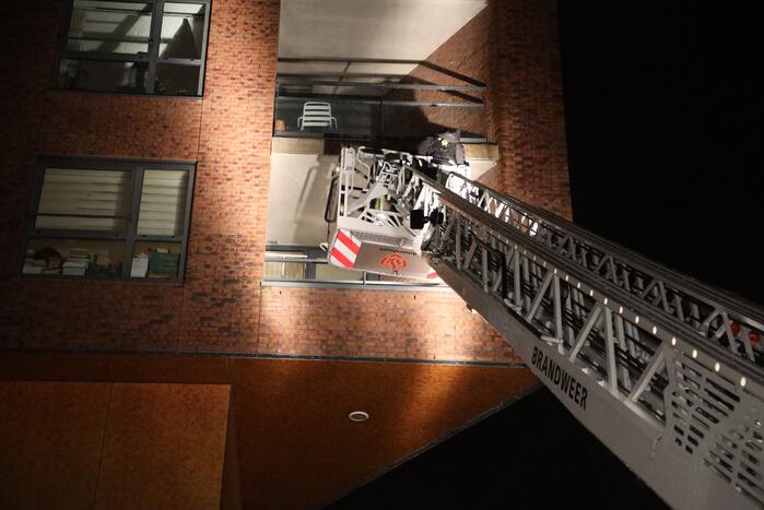 Brandweer helpt mevrouw na buitensluiting uit woning