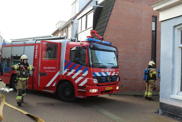 Brand naast schuur in brandgang