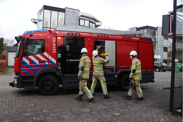 Dakpaneel kantoorpand laat los door storm