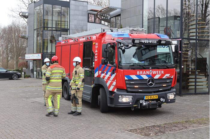 Dakpaneel kantoorpand laat los door storm