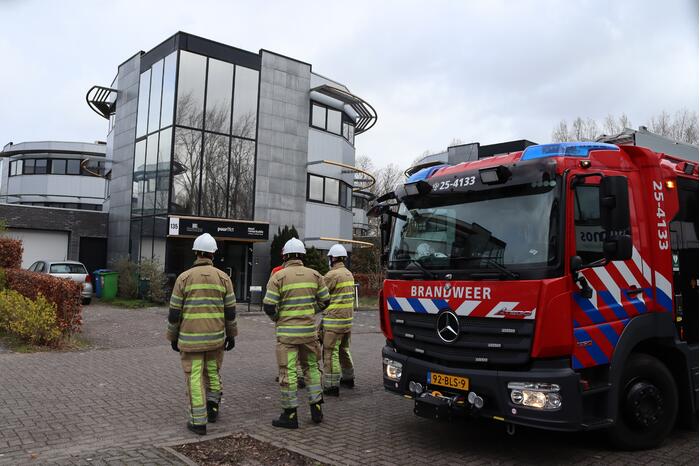 Dakpaneel kantoorpand laat los door storm