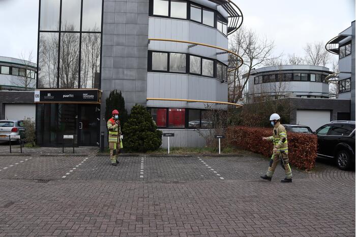 Dakpaneel kantoorpand laat los door storm