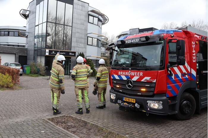 Dakpaneel kantoorpand laat los door storm