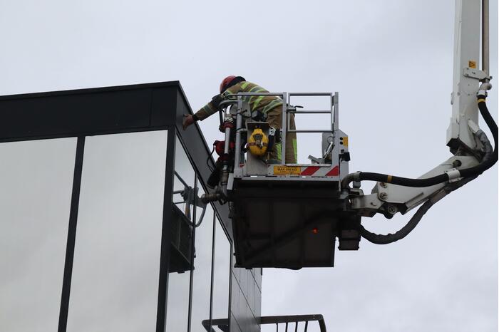 Dakpaneel kantoorpand laat los door storm