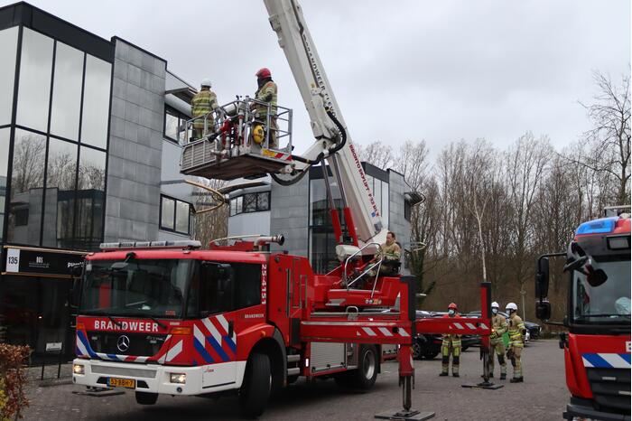 Dakpaneel kantoorpand laat los door storm