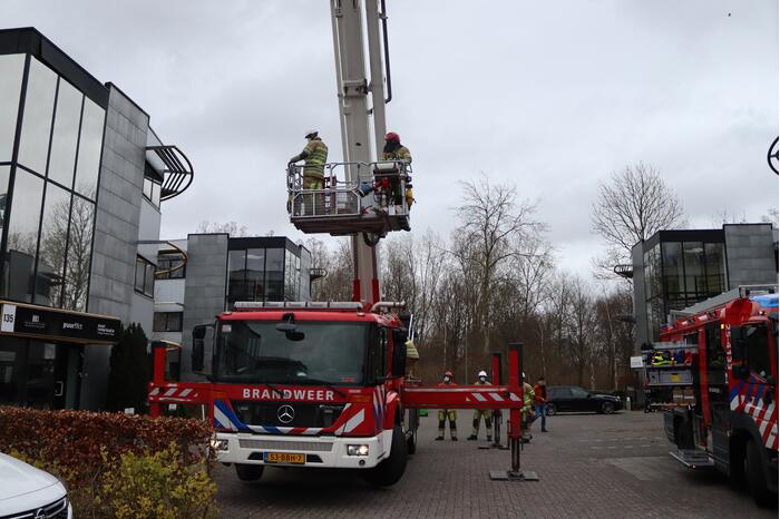 Dakpaneel kantoorpand laat los door storm