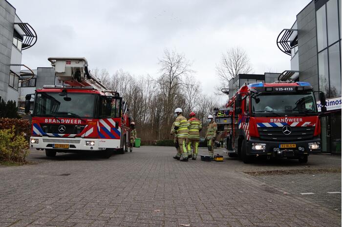 Dakpaneel kantoorpand laat los door storm