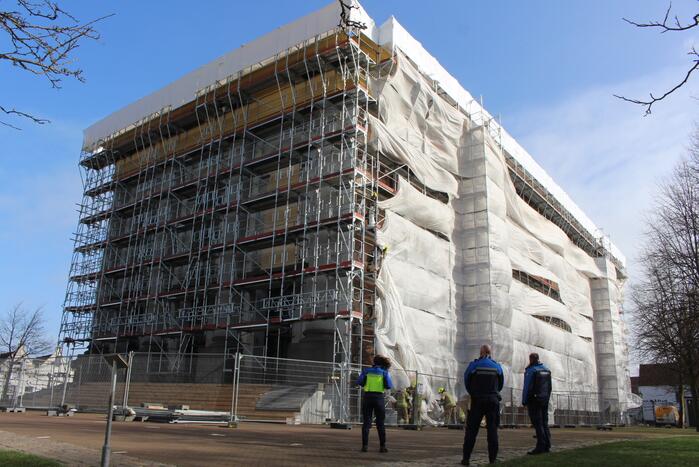 Bouwzeil Grote Kerk waaien weg