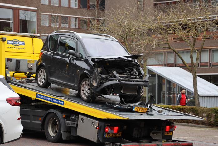 Auto botst op hoogwerker