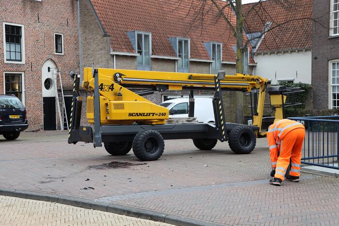 Auto botst op hoogwerker
