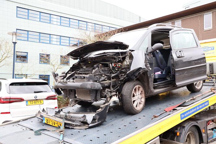 Auto botst op hoogwerker