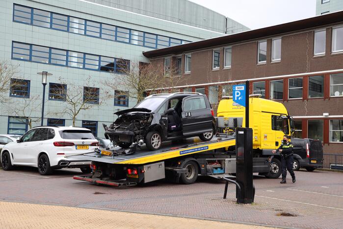 Auto botst op hoogwerker
