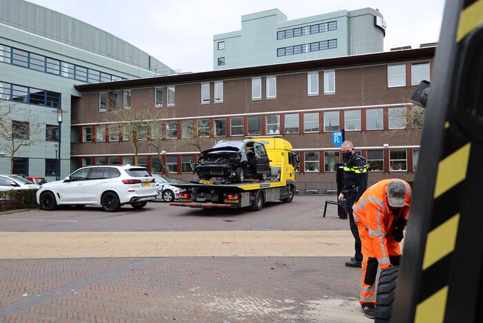 Auto botst op hoogwerker