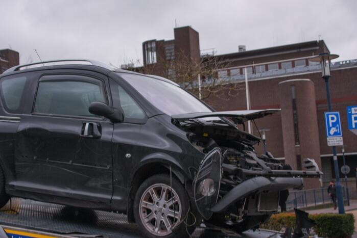 Auto botst op hoogwerker