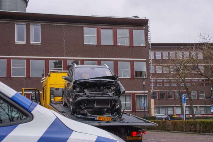 Auto botst op hoogwerker