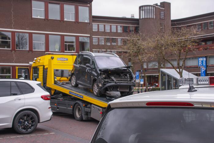 Auto botst op hoogwerker