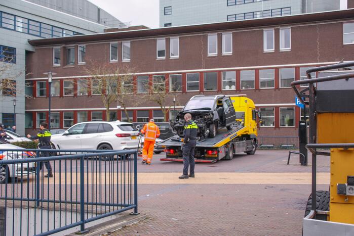 Auto botst op hoogwerker