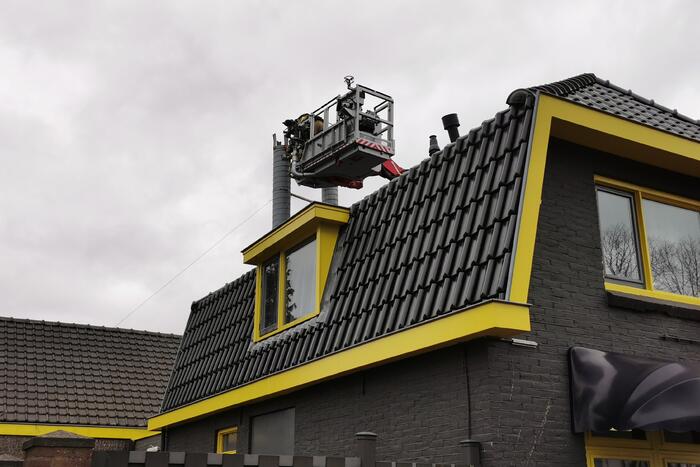 Deel van schoorsteenpijp losgewaaid