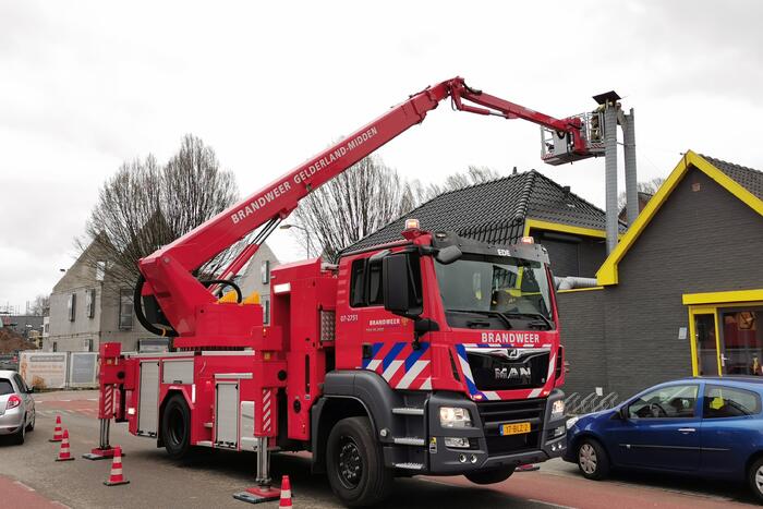 Deel van schoorsteenpijp losgewaaid