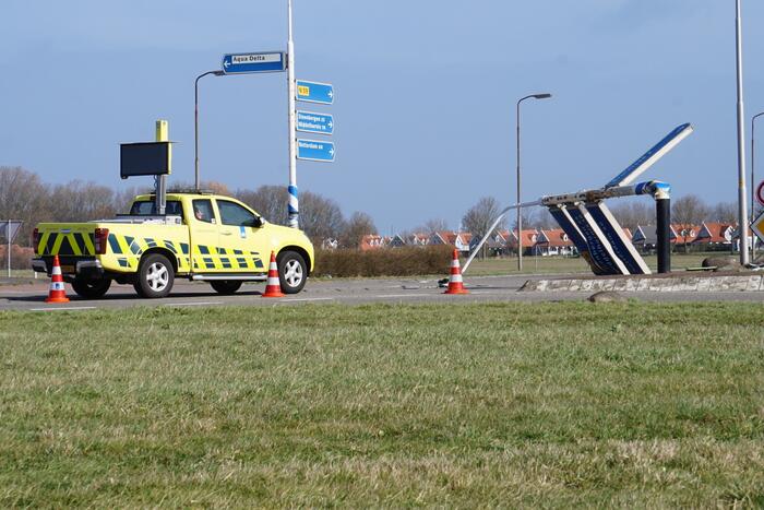 Lantaarnpaal voor rotonde waait om