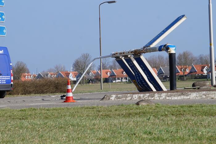 Lantaarnpaal voor rotonde waait om