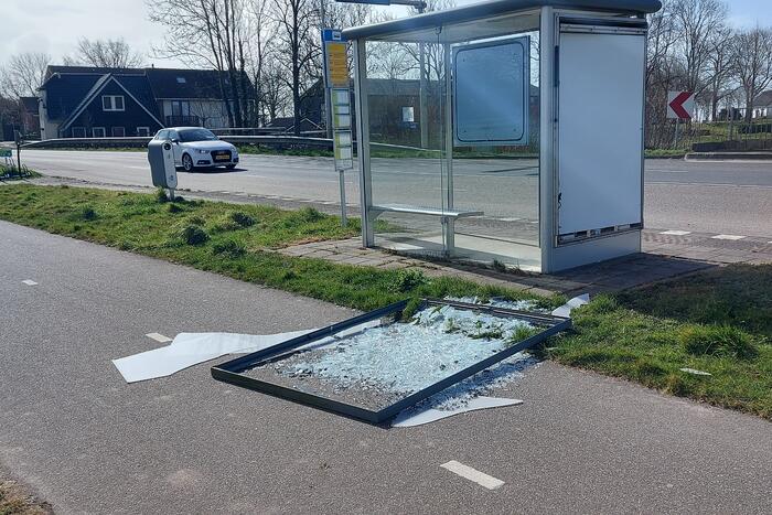 Reclamezuil bushokje waait aan diggelen