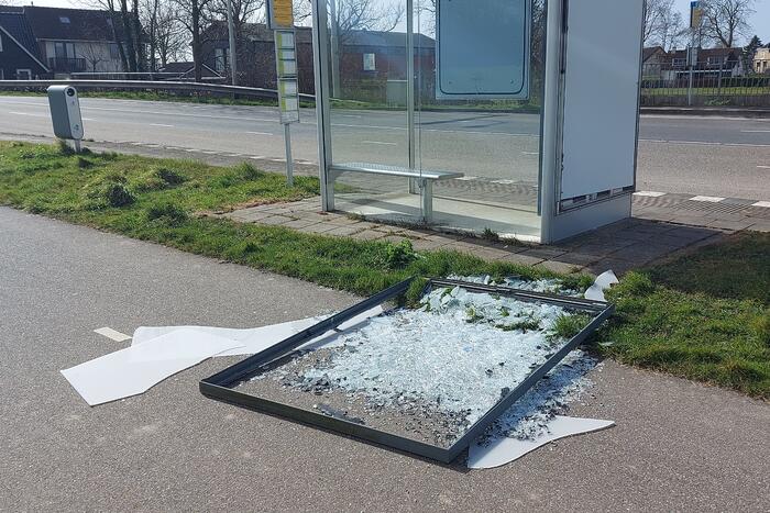 Reclamezuil bushokje waait aan diggelen