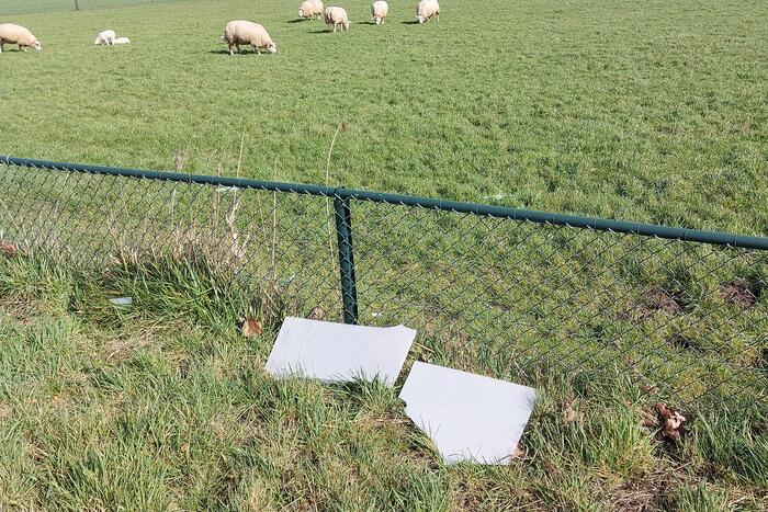 Reclamezuil bushokje waait aan diggelen