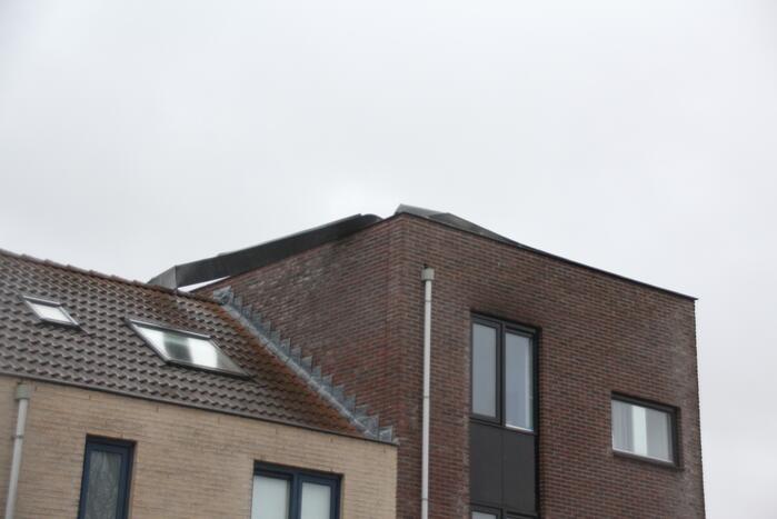 Dakdelen laten los door storm