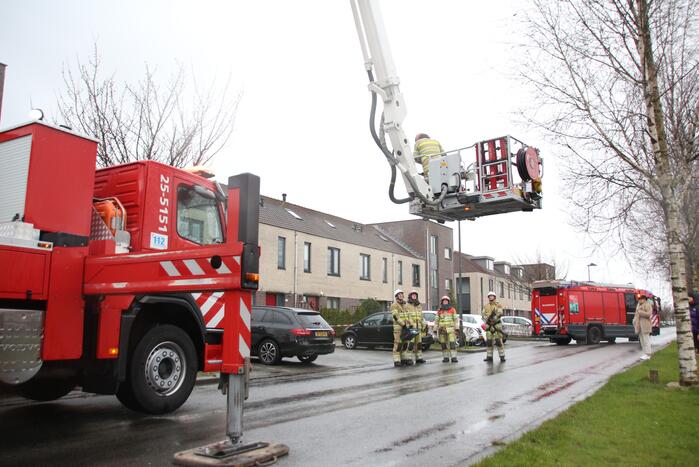 Dakdelen laten los door storm