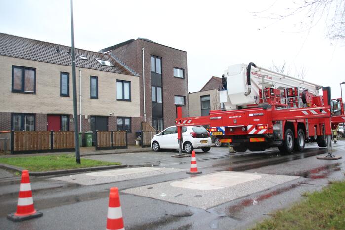 Dakdelen laten los door storm