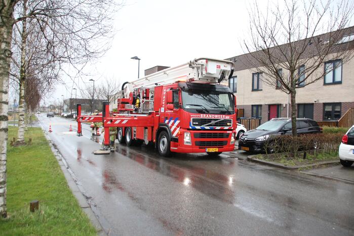 Dakdelen laten los door storm