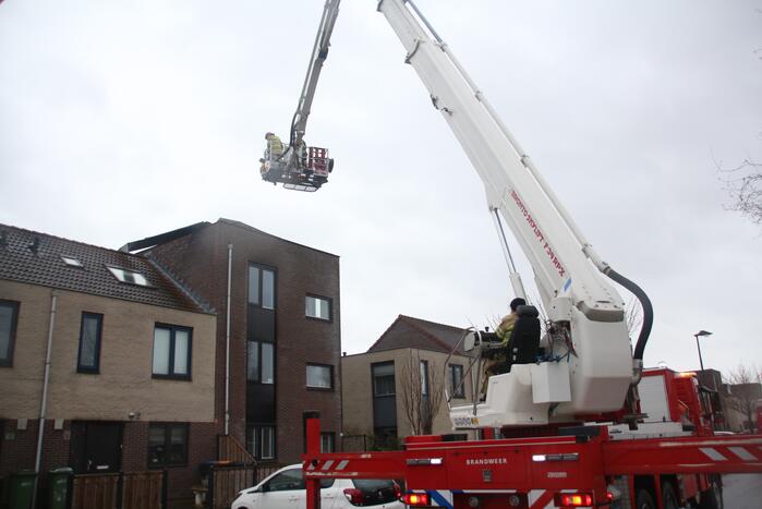 Dakdelen laten los door storm