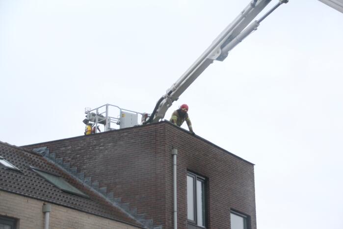 Dakdelen laten los door storm